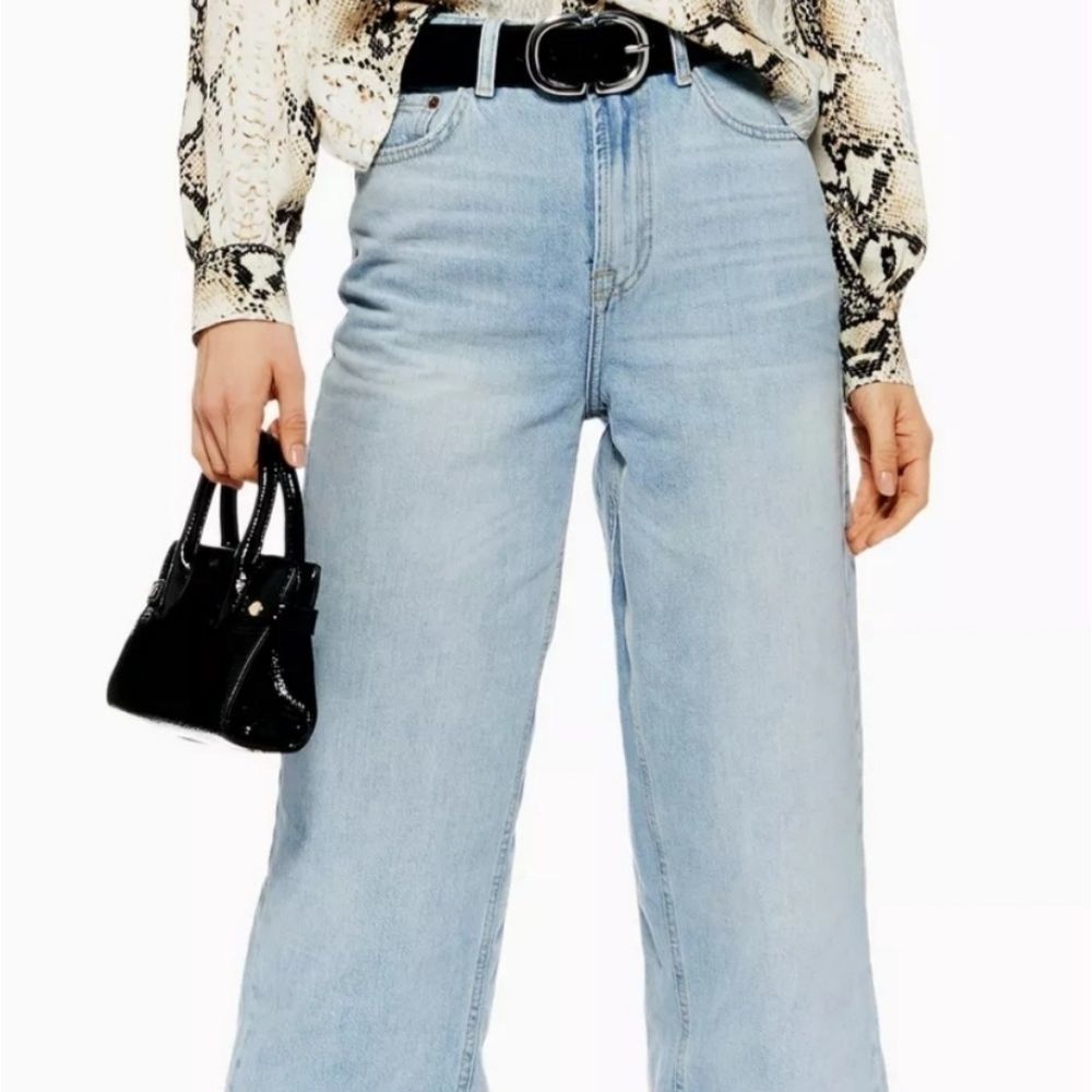 EARL Wide Legged Light Wash Cropped Jean Size 10